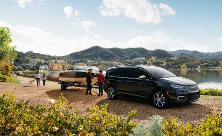 2021 Chrysler Pacifica Pinnacle AWD Front Three-Quarter Wallpapers 450x275 (15)