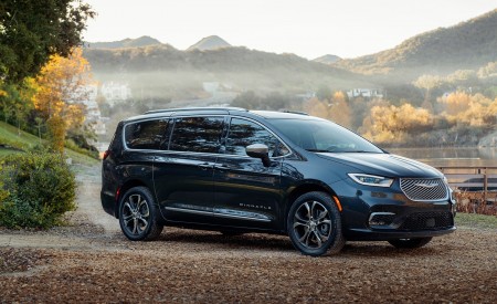 2021 Chrysler Pacifica Pinnacle AWD Front Three-Quarter Wallpapers 450x275 (7)