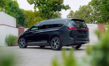 2021 Chrysler Pacifica Pinnacle AWD Rear Three-Quarter Wallpapers 450x275 (17)