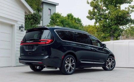 2021 Chrysler Pacifica Pinnacle AWD Rear Three-Quarter Wallpapers 450x275 (19)