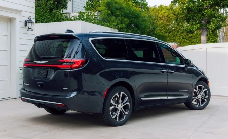 2021 Chrysler Pacifica Pinnacle AWD Rear Three-Quarter Wallpapers 450x275 (20)