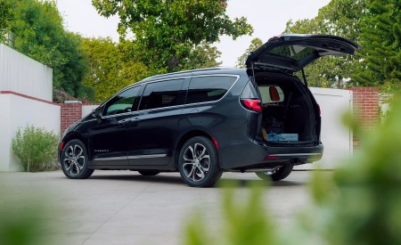 2021 Chrysler Pacifica Pinnacle AWD Rear Three-Quarter Wallpapers 450x275 (21)