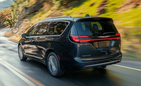 2021 Chrysler Pacifica Pinnacle AWD Rear Three-Quarter Wallpapers 450x275 (3)