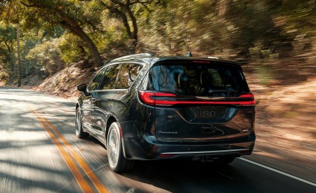 2021 Chrysler Pacifica Pinnacle AWD Rear Wallpapers 450x275 (4)