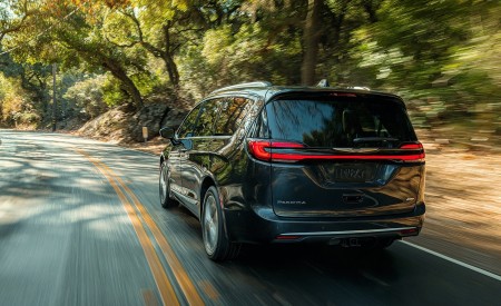 2021 Chrysler Pacifica Pinnacle AWD Rear Wallpapers 450x275 (5)