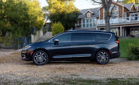 2021 Chrysler Pacifica Pinnacle AWD Side Wallpapers 450x275 (11)