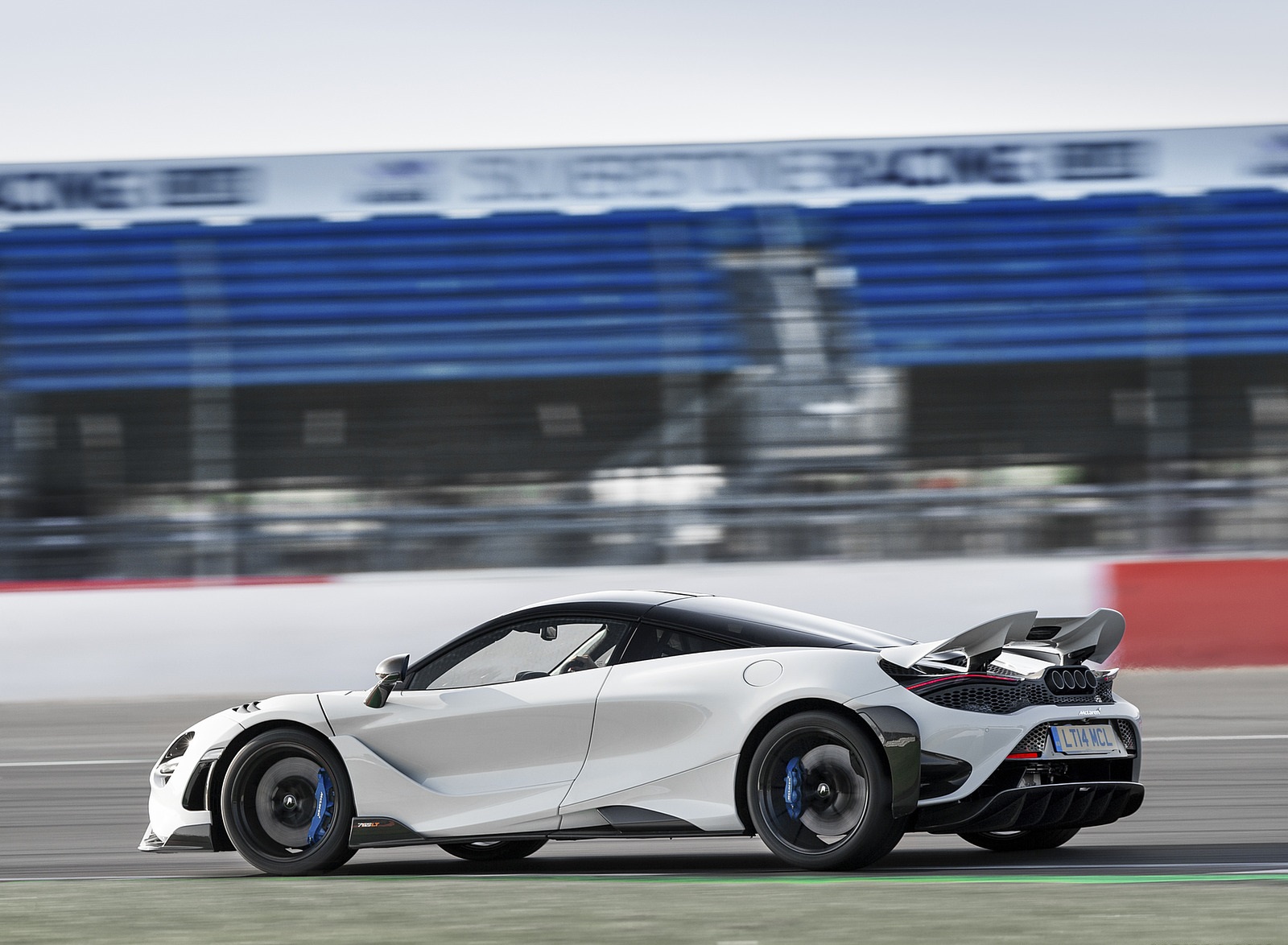 2021 McLaren 765LT Side Wallpapers (11)