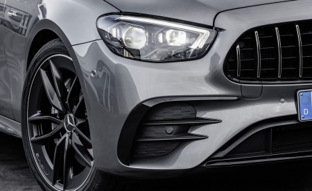 2021 Mercedes-AMG E 53 4MATIC+ Night Package (Color: Selenite Grey Metallic) Headlight Wallpapers 450x275 (16)