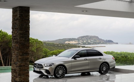 2021 Mercedes-Benz E-Class AMG line (Color: Mojave Silver Metallic) Front Three-Quarter Wallpapers 450x275 (40)