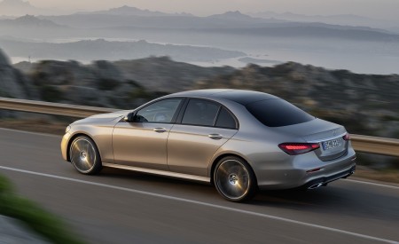 2021 Mercedes-Benz E-Class AMG line (Color: Mojave Silver Metallic) Rear Three-Quarter Wallpapers 450x275 (36)