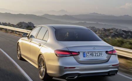 2021 Mercedes-Benz E-Class AMG line (Color: Mojave Silver Metallic) Rear Three-Quarter Wallpapers 450x275 (30)