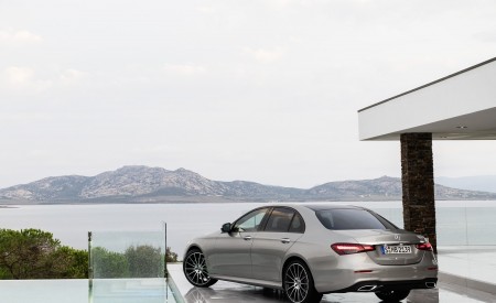 2021 Mercedes-Benz E-Class AMG line (Color: Mojave Silver Metallic) Rear Three-Quarter Wallpapers 450x275 (46)