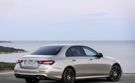 2021 Mercedes-Benz E-Class AMG line (Color: Mojave Silver Metallic) Rear Three-Quarter Wallpapers 450x275 (38)