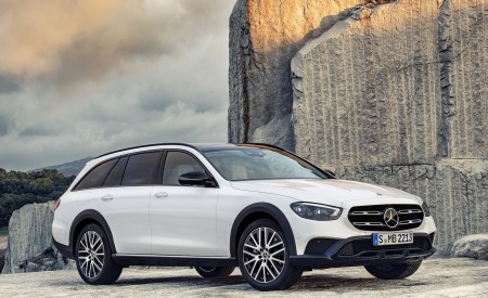 2021 Mercedes-Benz E-Class All-Terrain Line Avantgarde (Color: Designo Diamond White Bright) Front Three-Quarter Wallpapers 450x275 (25)