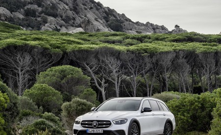 2021 Mercedes-Benz E-Class All-Terrain Line Avantgarde (Color: Designo Diamond White Bright) Front Three-Quarter Wallpapers 450x275 (19)