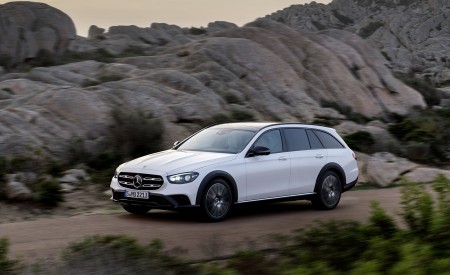 2021 Mercedes-Benz E-Class All-Terrain Line Avantgarde (Color: Designo Diamond White Bright) Front Three-Quarter Wallpapers 450x275 (11)