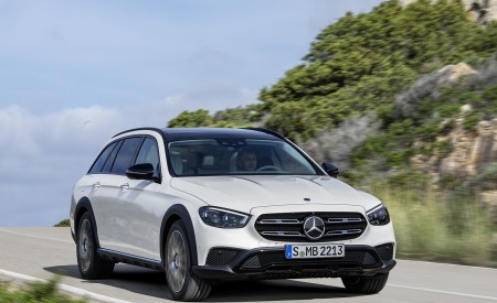 2021 Mercedes-Benz E-Class All-Terrain Line Avantgarde (Color: Designo Diamond White Bright) Front Three-Quarter Wallpapers 450x275 (2)