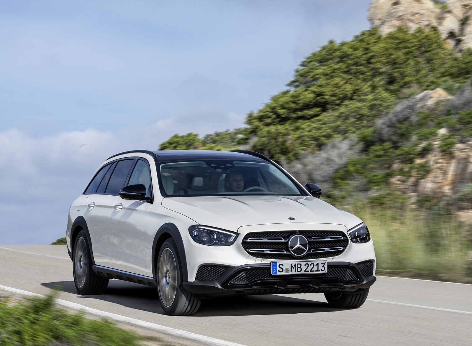2021 Mercedes-Benz E-Class All-Terrain Line Avantgarde (Color: Designo Diamond White Bright) Front Three-Quarter Wallpapers (2)
