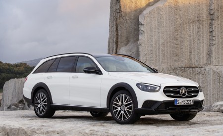 2021 Mercedes-Benz E-Class All-Terrain Line Avantgarde (Color: Designo Diamond White Bright) Front Three-Quarter Wallpapers 450x275 (26)