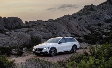 2021 Mercedes-Benz E-Class All-Terrain Line Avantgarde (Color: Designo Diamond White Bright) Front Three-Quarter Wallpapers 450x275 (20)