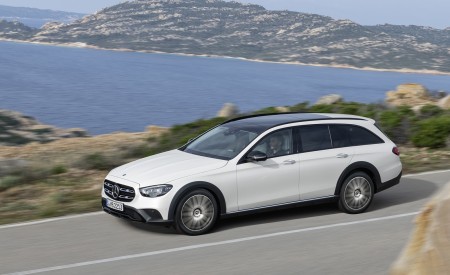 2021 Mercedes-Benz E-Class All-Terrain Line Avantgarde (Color: Designo Diamond White Bright) Front Three-Quarter Wallpapers 450x275 (3)