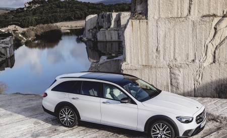 2021 Mercedes-Benz E-Class All-Terrain Line Avantgarde (Color: Designo Diamond White Bright) Front Three-Quarter Wallpapers 450x275 (27)