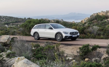 2021 Mercedes-Benz E-Class All-Terrain Line Avantgarde (Color: Designo Diamond White Bright) Front Three-Quarter Wallpapers 450x275 (21)