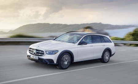2021 Mercedes-Benz E-Class All-Terrain Line Avantgarde (Color: Designo Diamond White Bright) Front Three-Quarter Wallpapers 450x275 (4)