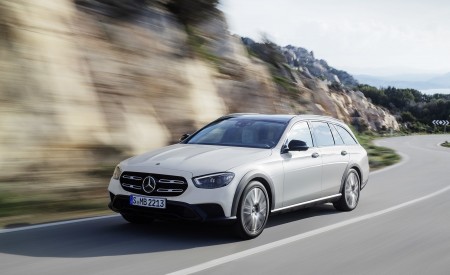 2021 Mercedes-Benz E-Class All-Terrain Line Avantgarde (Color: Designo Diamond White Bright) Front Three-Quarter Wallpapers 450x275 (5)