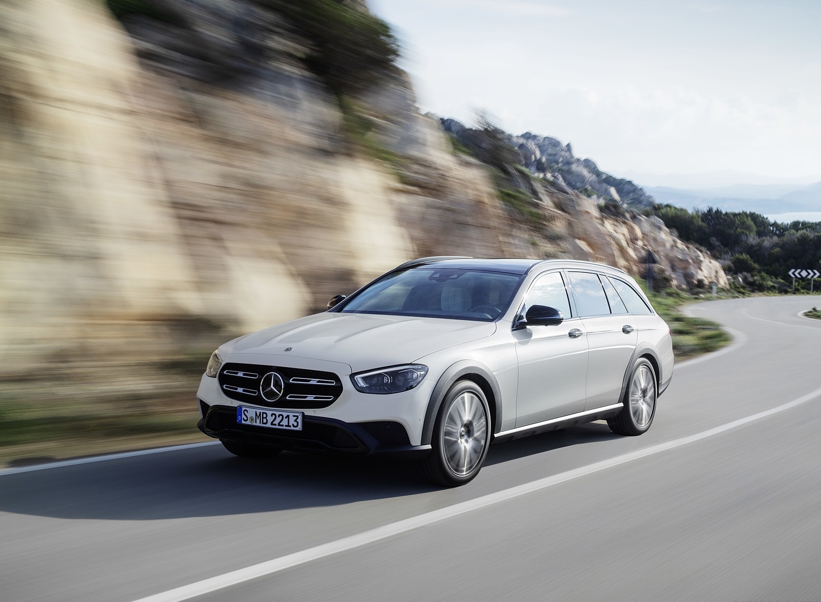 2021 Mercedes-Benz E-Class All-Terrain Line Avantgarde (Color: Designo Diamond White Bright) Front Three-Quarter Wallpapers (5)