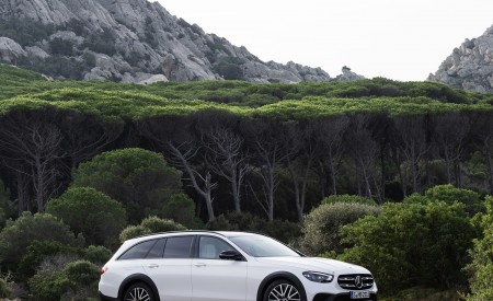 2021 Mercedes-Benz E-Class All-Terrain Line Avantgarde (Color: Designo Diamond White Bright) Front Three-Quarter Wallpapers 450x275 (22)