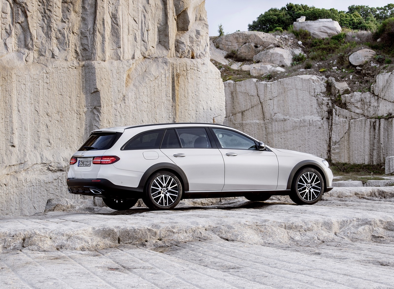 2021 Mercedes-Benz E-Class All-Terrain Line Avantgarde (Color: Designo Diamond White Bright) Rear Three-Quarter Wallpapers #31 of 37