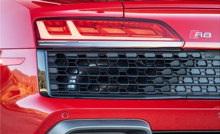 2020 Audi R8 Coupe (US-Spec) Tail Light Wallpapers 450x275 (49)