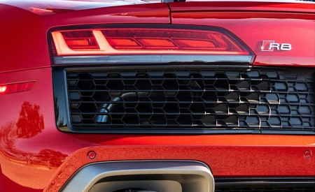 2020 Audi R8 Coupe (US-Spec) Tail Light Wallpapers 450x275 (47)