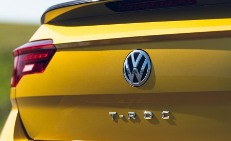2020 Volkswagen T-Roc R-Line Cabriolet (UK-Spec) Badge Wallpapers 450x275 (96)