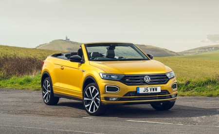 2020 Volkswagen T-Roc R-Line Cabriolet (UK-Spec) Front Three-Quarter Wallpapers 450x275 (51)
