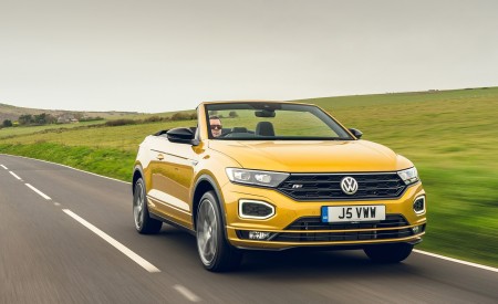 2020 Volkswagen T-Roc R-Line Cabriolet (UK-Spec) Front Three-Quarter Wallpapers 450x275 (37)