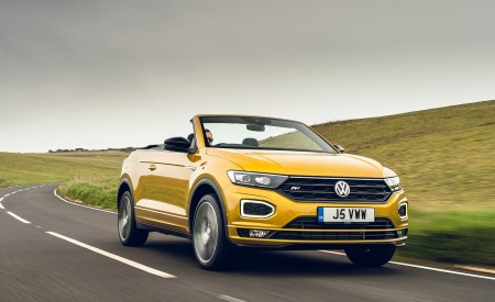 2020 Volkswagen T-Roc R-Line Cabriolet (UK-Spec) Front Three-Quarter Wallpapers 450x275 (25)