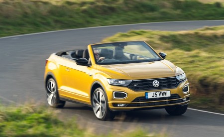 2020 Volkswagen T-Roc R-Line Cabriolet (UK-Spec) Front Three-Quarter Wallpapers 450x275 (38)