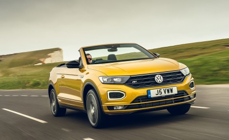 2020 Volkswagen T-Roc R-Line Cabriolet (UK-Spec) Front Three-Quarter Wallpapers 450x275 (26)