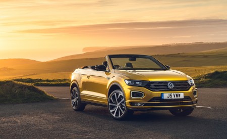 2020 Volkswagen T-Roc R-Line Cabriolet (UK-Spec) Front Three-Quarter Wallpapers 450x275 (67)