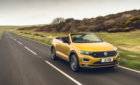 2020 Volkswagen T-Roc R-Line Cabriolet (UK-Spec) Front Three-Quarter Wallpapers 450x275 (18)