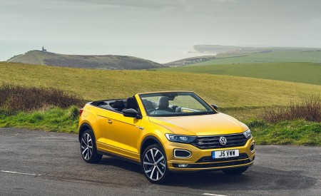 2020 Volkswagen T-Roc R-Line Cabriolet (UK-Spec) Front Three-Quarter Wallpapers 450x275 (54)