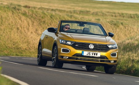2020 Volkswagen T-Roc R-Line Cabriolet (UK-Spec) Front Wallpapers 450x275 (30)