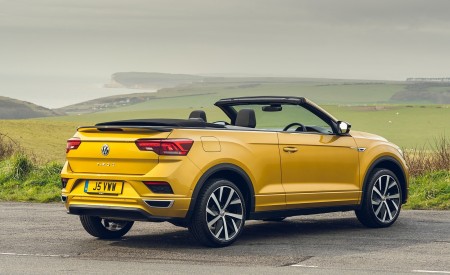 2020 Volkswagen T-Roc R-Line Cabriolet (UK-Spec) Rear Three-Quarter Wallpapers 450x275 (56)