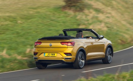 2020 Volkswagen T-Roc R-Line Cabriolet (UK-Spec) Rear Three-Quarter Wallpapers 450x275 (45)