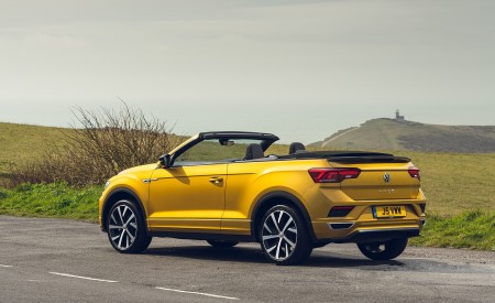 2020 Volkswagen T-Roc R-Line Cabriolet (UK-Spec) Rear Three-Quarter Wallpapers 450x275 (57)