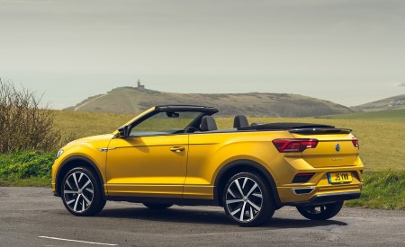 2020 Volkswagen T-Roc R-Line Cabriolet (UK-Spec) Rear Three-Quarter Wallpapers 450x275 (58)