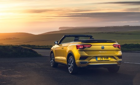 2020 Volkswagen T-Roc R-Line Cabriolet (UK-Spec) Rear Three-Quarter Wallpapers 450x275 (69)