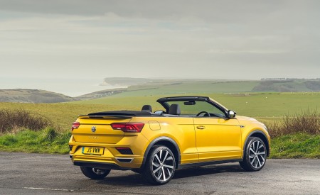 2020 Volkswagen T-Roc R-Line Cabriolet (UK-Spec) Rear Three-Quarter Wallpapers 450x275 (59)